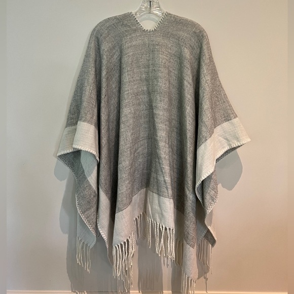 NWT Francesca’s knit Fringe reversible trimmed Blanket Cape shawl. - Picture 4 of 8